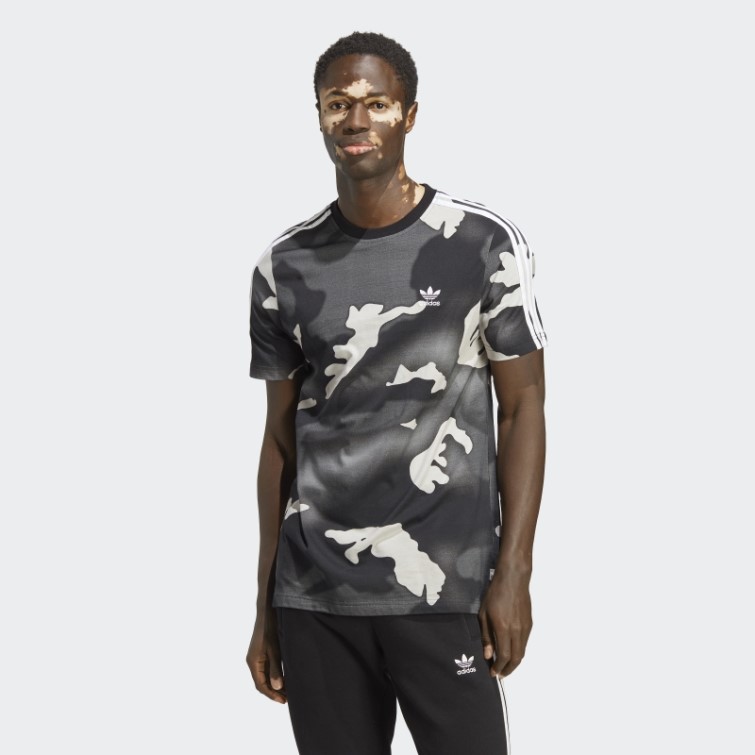 Adidas T-shirt Imprimé Camouflage Graphique Noir Sur L'ensemble